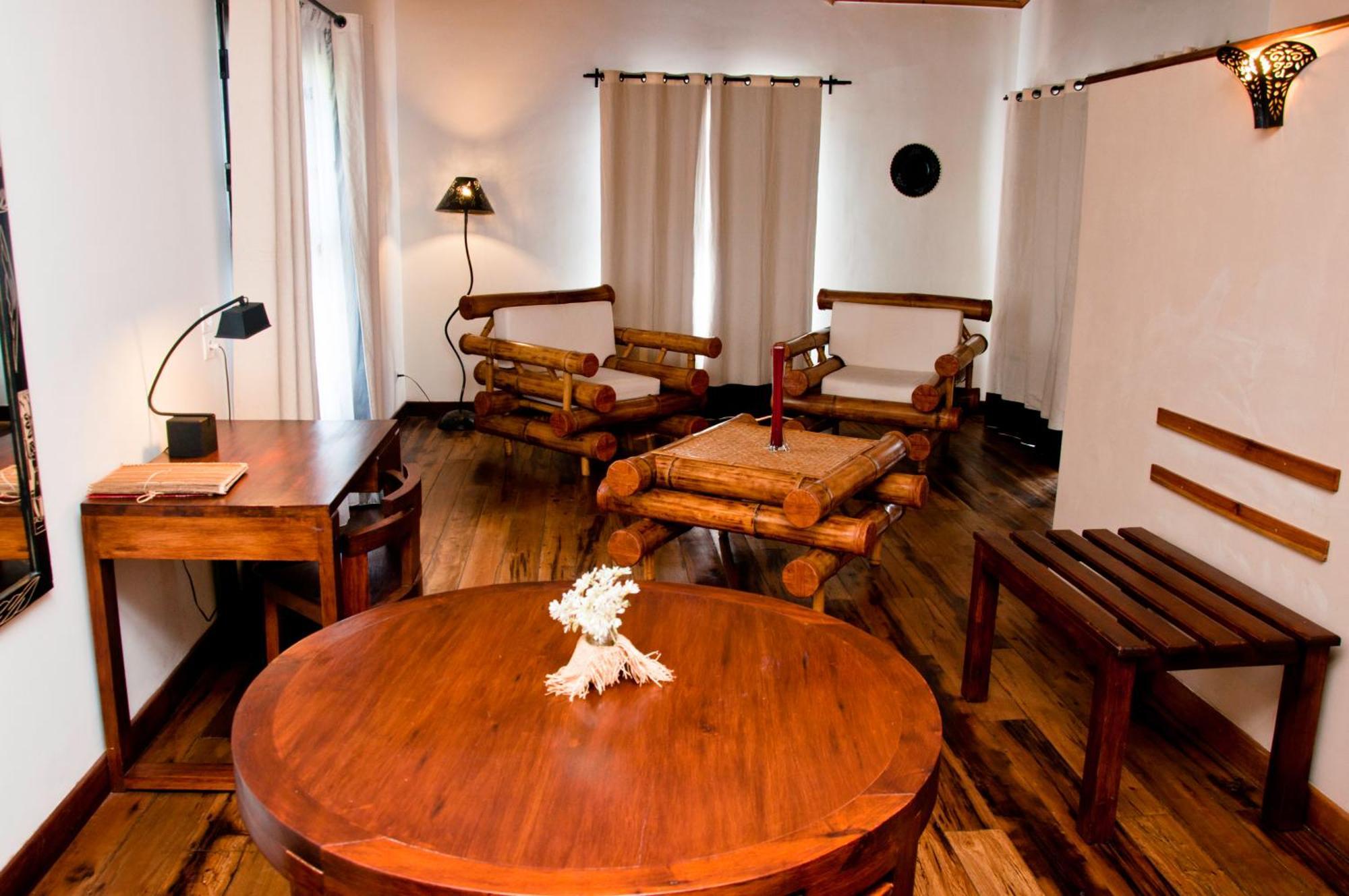 Hotel Restaurant Le Combava Antananarivo Exterior photo